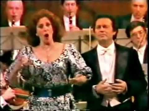 Pedro Lavirgen y Josefina Arregui - Caballero del alto plumero