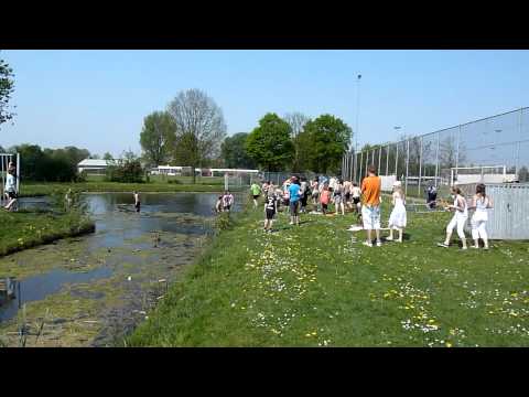 23 apr 2011 - Groote Lindt D2 kampioen - allemaal de sloot in!