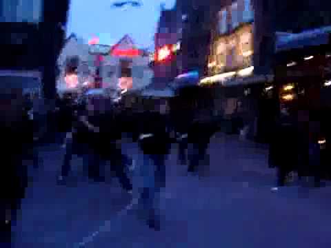 Rellen op de Korenmarkt tussen Vitesse hooligans en FC Groningen hooligans