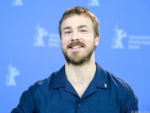 ✅  Albrecht Schuch (34) hält sich gerne im Freien auf und verdankt dies auch seiner Kindheit in Thür