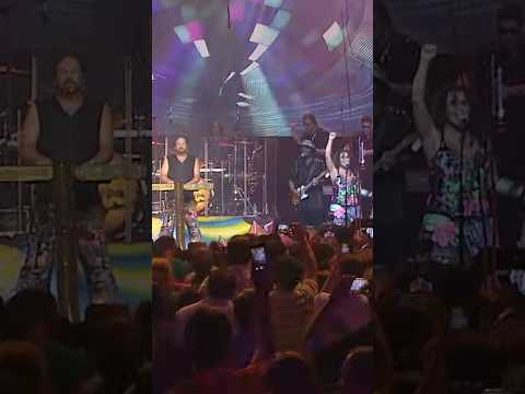 Getting down tonight and every night on the #DOINITWORLDTOUR 🕺