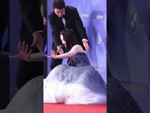 Tripped, but ended up looking like a drama character? #kpop #shorts #yoona