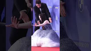 Download lagu Tripped, but ended up looking like a drama character? #kpop #shorts #yoona mp3 Download lagu Tripped, but ended up looking like a drama character? #kpop #shorts #yoona mp3