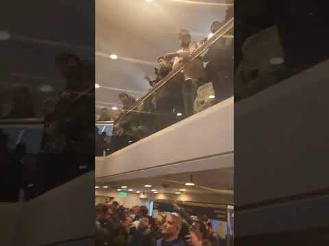 "Los hinchas de Racing camino a Montevideo para la ida ante Peñarol por los 8° de la Libertadores" Barra: La Guardia Imperial &bull; Club: Racing Club &bull; País: Argentina