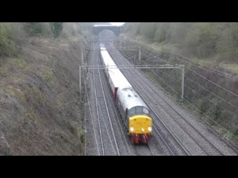 LSL BR Green D213/40013 'Andania' roars through Roade cutting 06/04/23