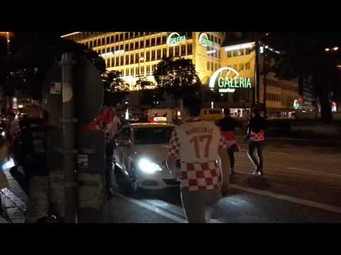 Kroatische Fans feiern EM Vorrundensieg und stürmen die Straße in München 21.6.2016 tolle Stimmung