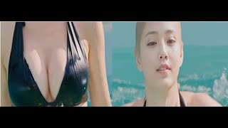 Lookbook 　ビキニ姿の女性の揺れる巨乳　 Big boobs of a woman in a bikini