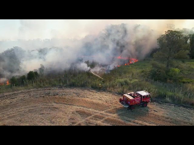 Importante incendio en zona rural de Viale