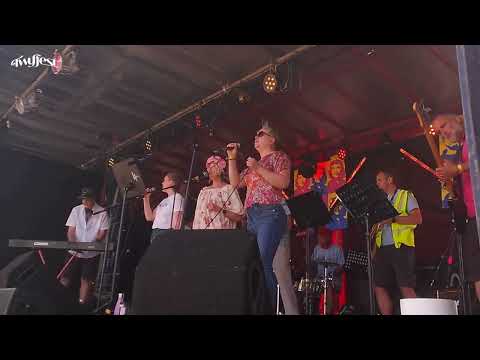 Bated performing at Twyfest 2025