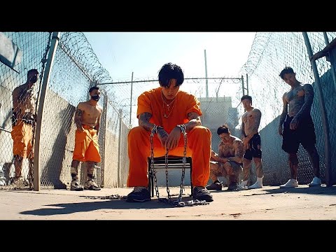 Acești prizonieri nu știu că noul venit este un luptător experimentat