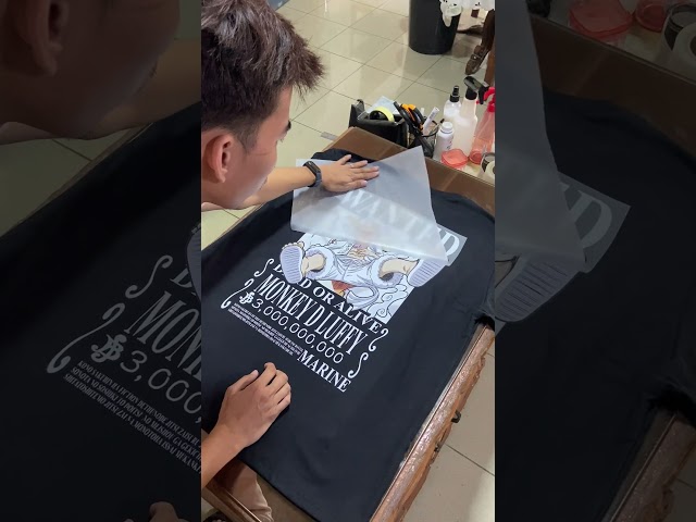 Vídeo relacionado con One Piece T Shirt Luffy Wanted Poster. Camiseta Oficial Unisex Camiseta Regular de Algodón Adulto Niño, beige, XL