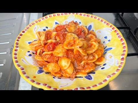 Orecchiette con salsiccia piccante e pomodorini Orecchiette with spicy sausage and cherry tomatoes