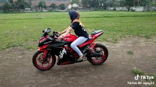 Download lagu Cewe cantik lagi belajar naik motor ninja mp3