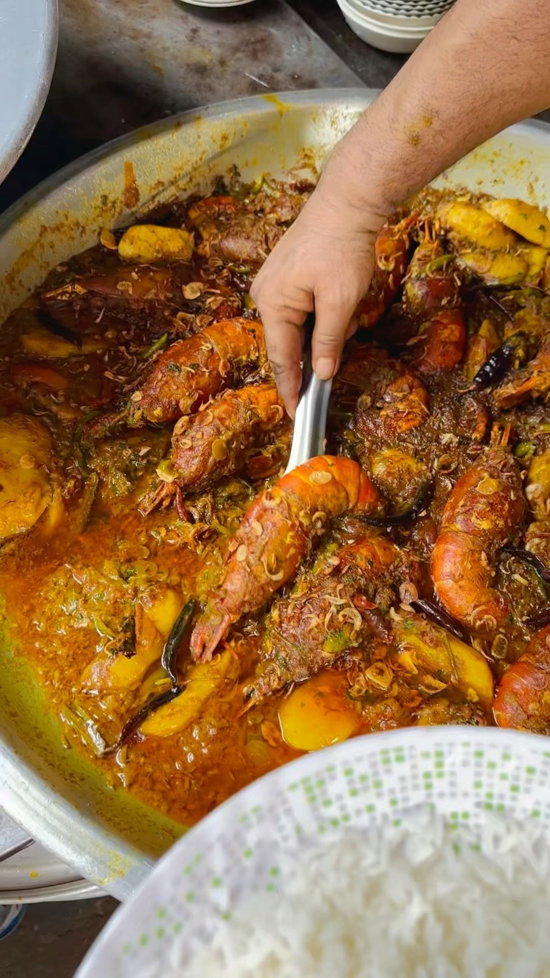 Curry ikan udang terbaik di kota! 😋 Siap-siap jatuh cinta dengan setiap suapnya! 🥰