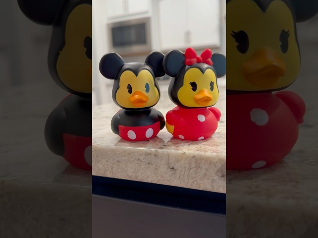 Vídeo relacionado con Simba 6315870124 - 100 Años Disney Mickey & Minnie Mouse, Peluches 33 cm, Edición Coleccionista Limitada, Caja de Regalo, Certificado y Número de Serie, para Adultos y Niños, Exclusivo en Amazon