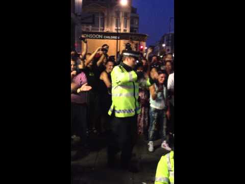 שוטרים רוקדים בקרנבל נוטינג היל