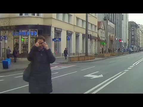 piesza-idzie-przez-srodek-ulicy