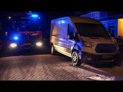 Brandweer Berghem komt met spoed aan bij een bestelbus brand aan de Walraven van Hallstraat in Oss