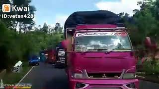 Download lagu Story wa konvoi truk joged #skil driver truk mantap goyangane😊 mp3