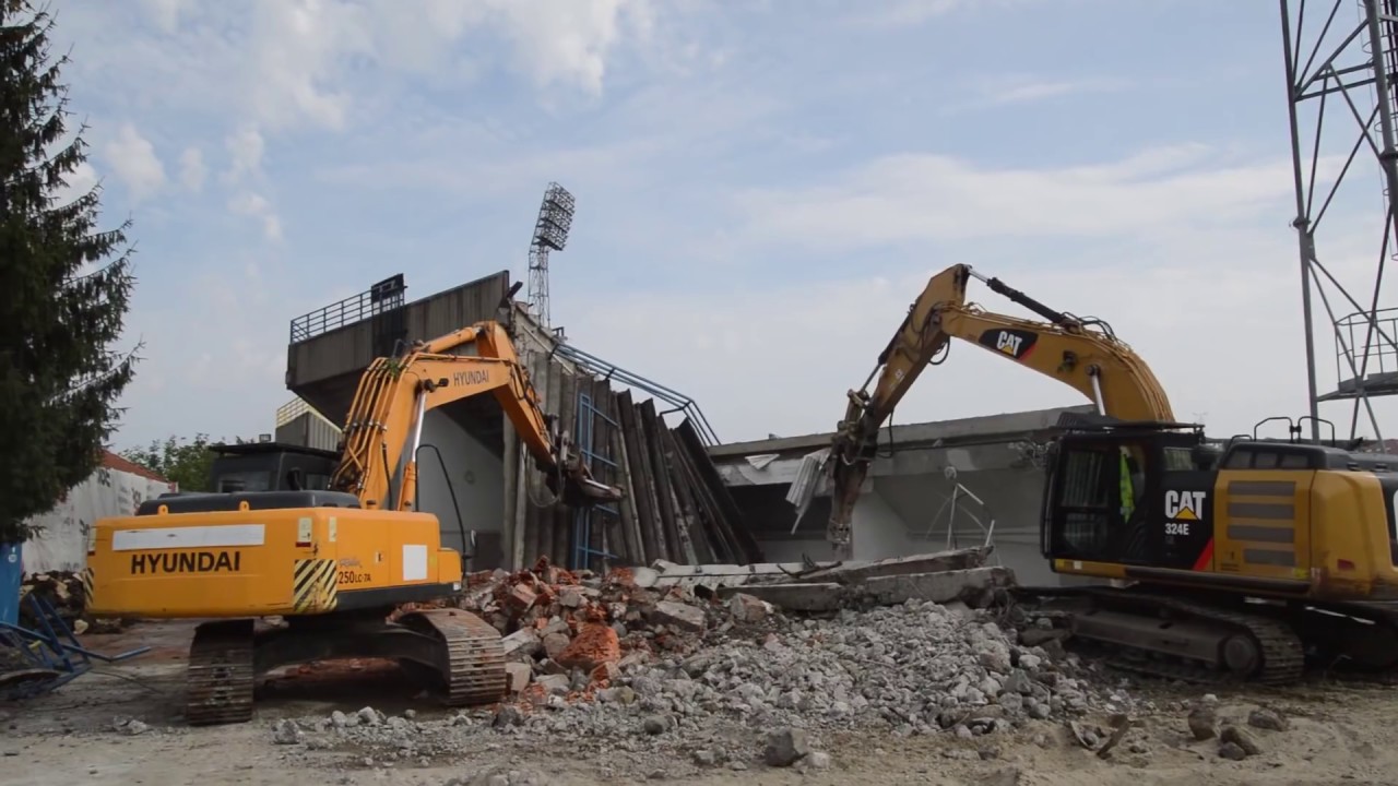 Így zúzzák darabokra a DAC-stadion lelátóit
