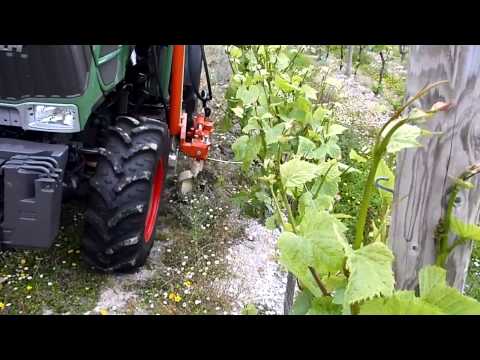 Braun vineyard hoe with Fendt vario tractor NP Seymour.MP4