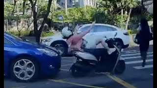【車禍影片】騎士停等行人過斑馬線被撞（2022.06.23 台北市內湖區康寧路三段75巷