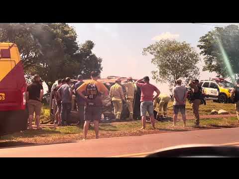 Hilux capota várias vezes na PR-495 entre Pato Bragado e Entre Rios do Oeste