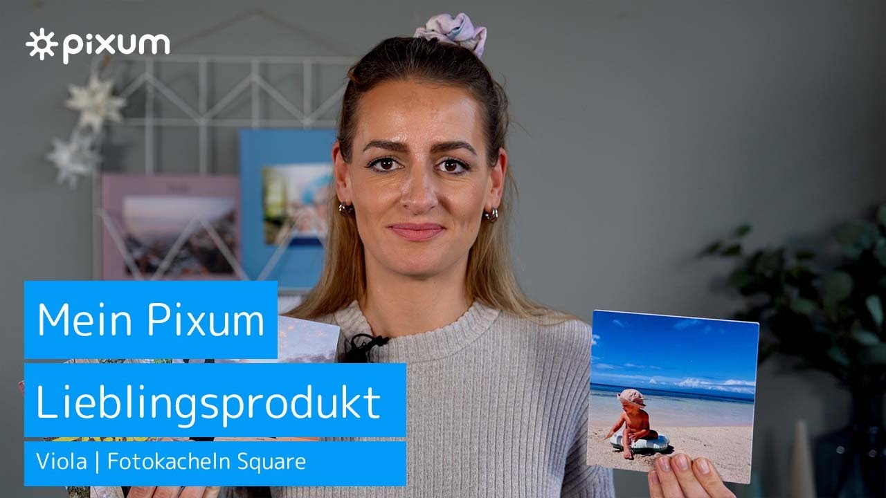 CRM-Managerin Viola zeigt ihr Lieblingsprodukt, die Fotokacheln Square
