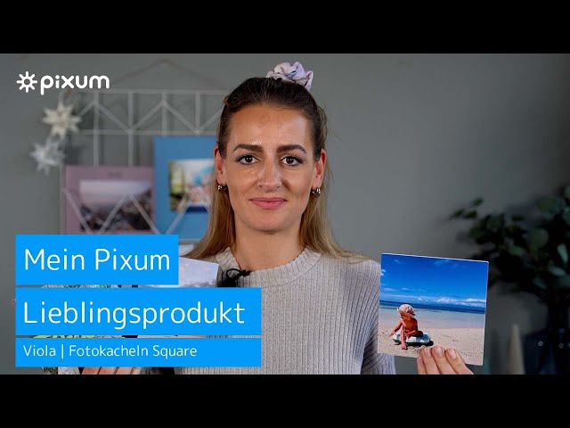 CRM-Managerin Viola zeigt ihr Lieblingsprodukt, die Fotokacheln Square