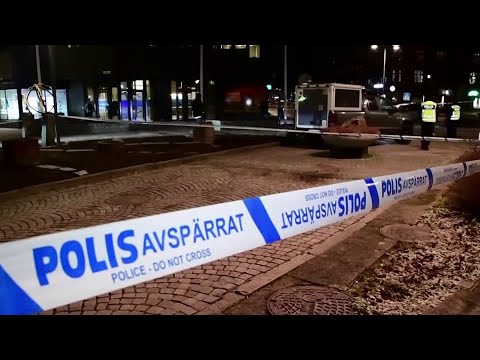 スウェーデンの警察は、ナイフ攻撃の後、アパートを家宅捜索 (Swedish police raid apartment after knife attack)