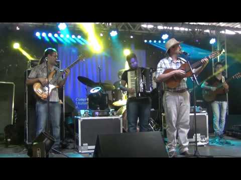 Ronaldo Sabino mostrando a versatilidade da viola caipira