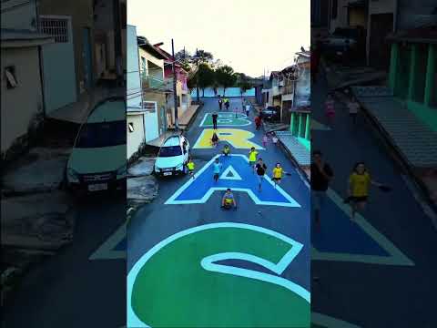 O @pousoalegrenet fez a trend da Rocinha na rua pintada em Pouso Alegre para a Copa