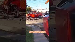 Violento choque en Capital terminó con un auto volcado en una acequia