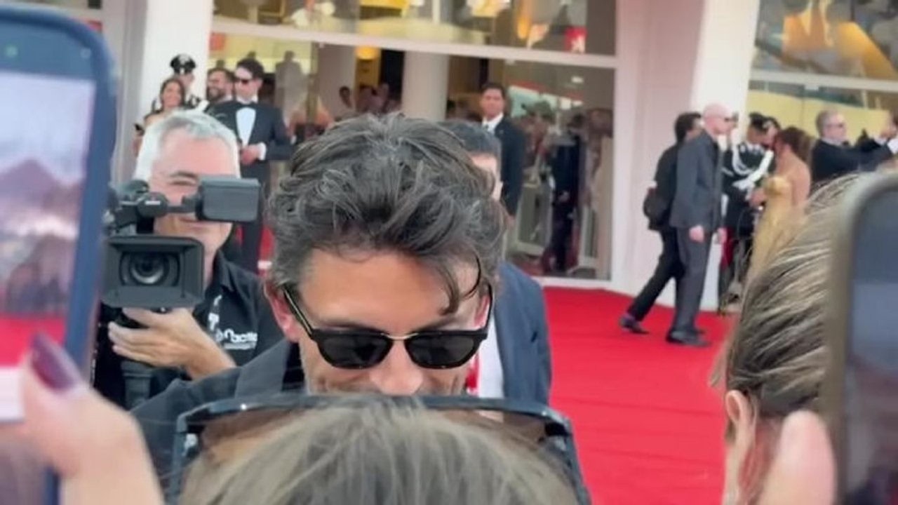 Carlos Sainz, J Balvin e Barbara Ronchi sul red carpet di Venezia 83, tra selfie e autografi