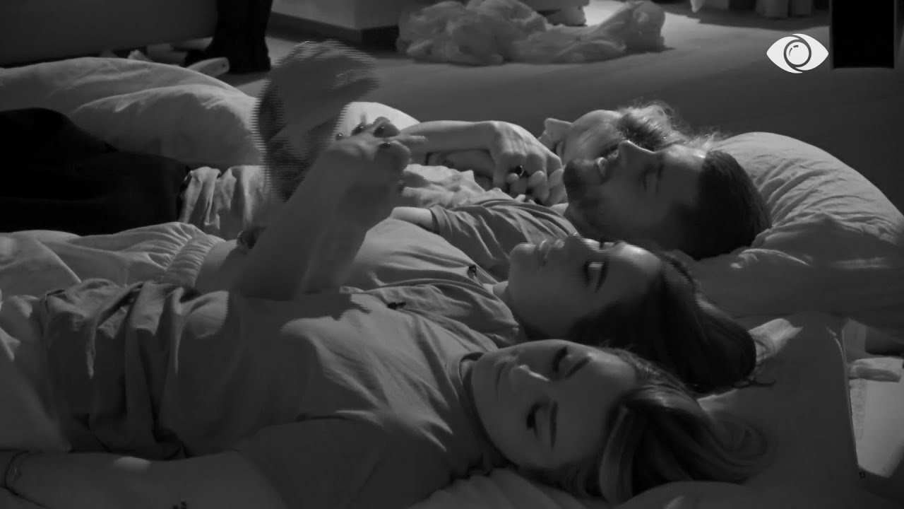 “Xheloza plasni…”/ Grupi kuq dhe grupi blu shkëmbejnë batuta me njëri tjetrin