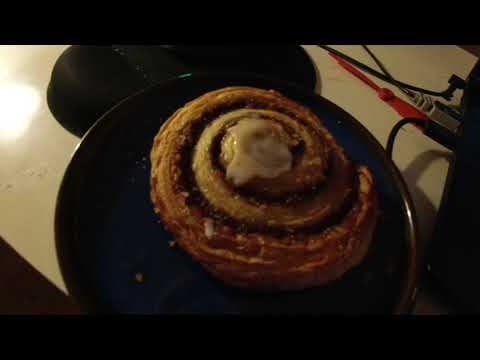 MongoTV_7324 - SPISER WINERBRØD MED GLAS MÆLK TORSDAG AFTEN