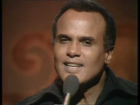 Harry Belafonte canta e emociona em "Island in the Sun"