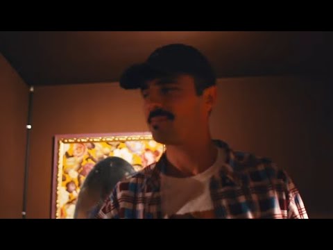 MANU CORT - ME MIRAN RARO ft. Bearoid (Videoclip Oficial)