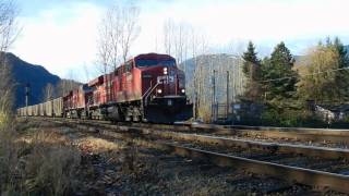 preview picture of video 'CP ES44AC 8916 at Abbotsford, BC (11-12-04)'