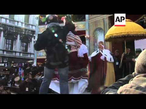 Thousands watch flight of the Angel at Venice Carnival