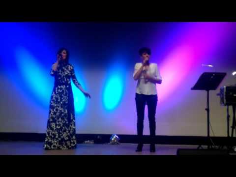 Starpbrīdis un Santa Kasparsone