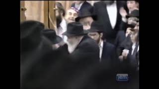 שירת אחד מי יודע ברוסית בנוכחות הרבי מלובביץ' || ש"י ✔