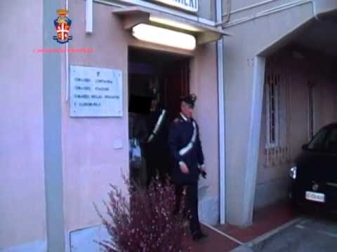 Follonica, coppia di fidanzati rapina banca per andare in vacanza: finiscono in carcere