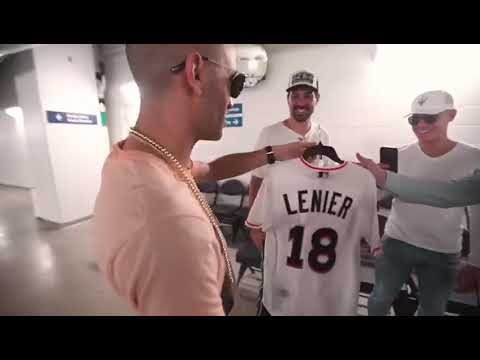 Lenier tirando la primera bola en los Marlins