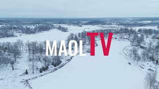 Frusen sjö med snö på