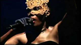 GRACE JONES - SLAVE TO THE RHYTHM - Basel Bâle 2009.flv