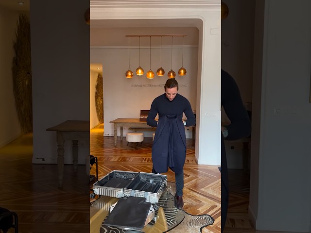 Vídeo relacionado con Camisa tradicional de traje Tang para hombre, uniforme de Kung Fu de manga larga, botones de rana china, tela ligera, chaqueta elegante para verano y ocasiones culturales, Negro, M