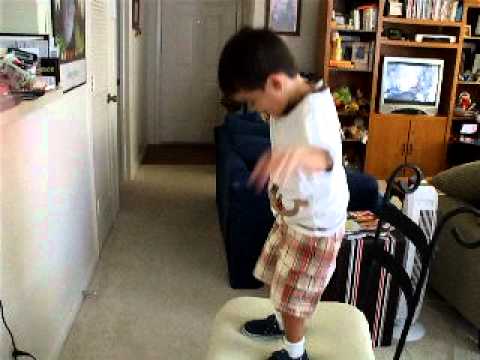 Pajaro bailando en la compu de Kaki - Hamster on a piano