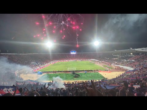"Hijos de Piñera, Nietos del General" Barra: Los de Abajo &bull; Club: Universidad de Chile - La U &bull; País: Chile