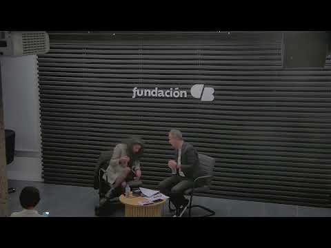 La biblioteca | Azahara Palomeque nos invita a su 'Pueblo blanco azul'